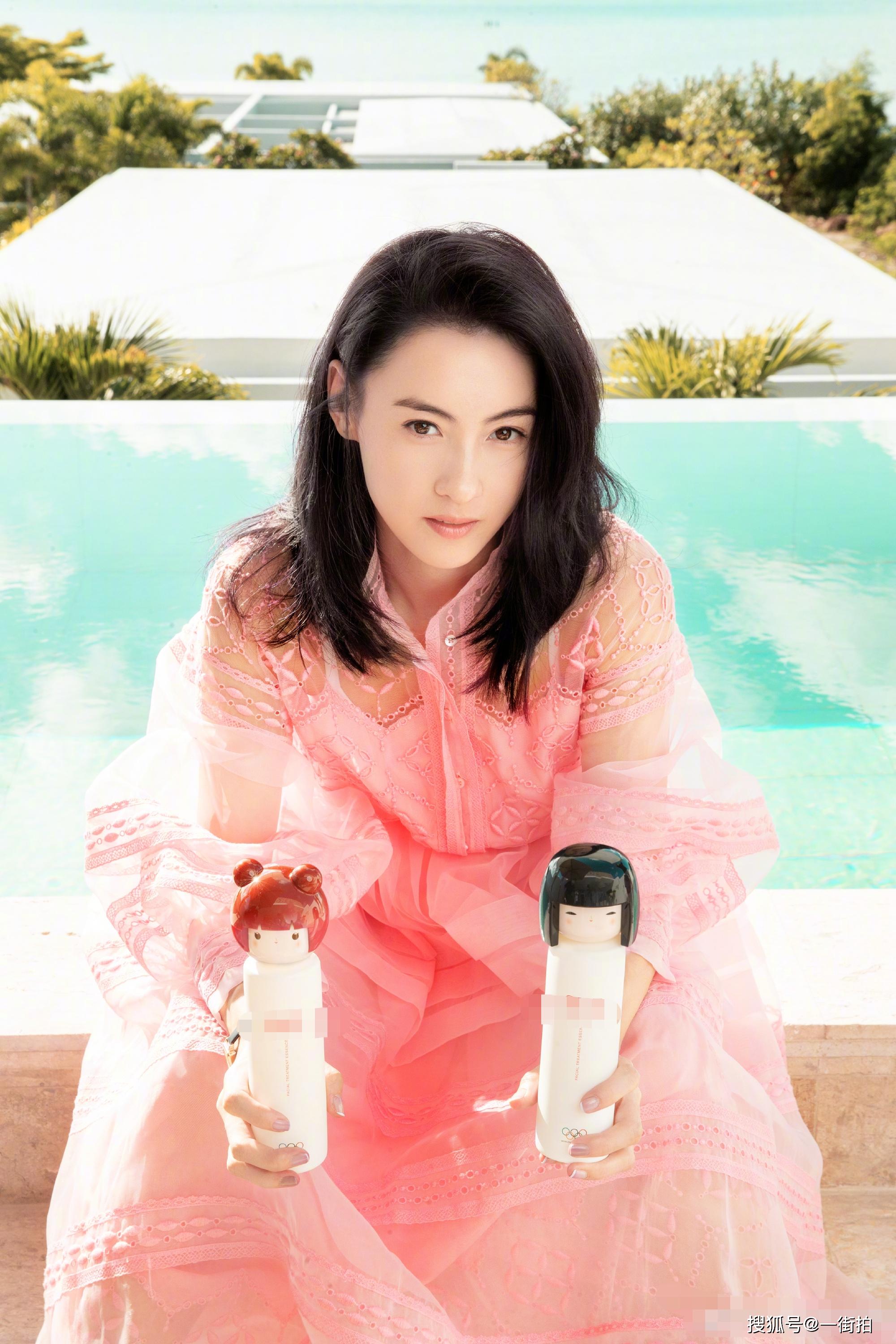 张柏芝逆生长,穿粉色仙女裙拍广告,清纯容貌像20岁出头小姑娘