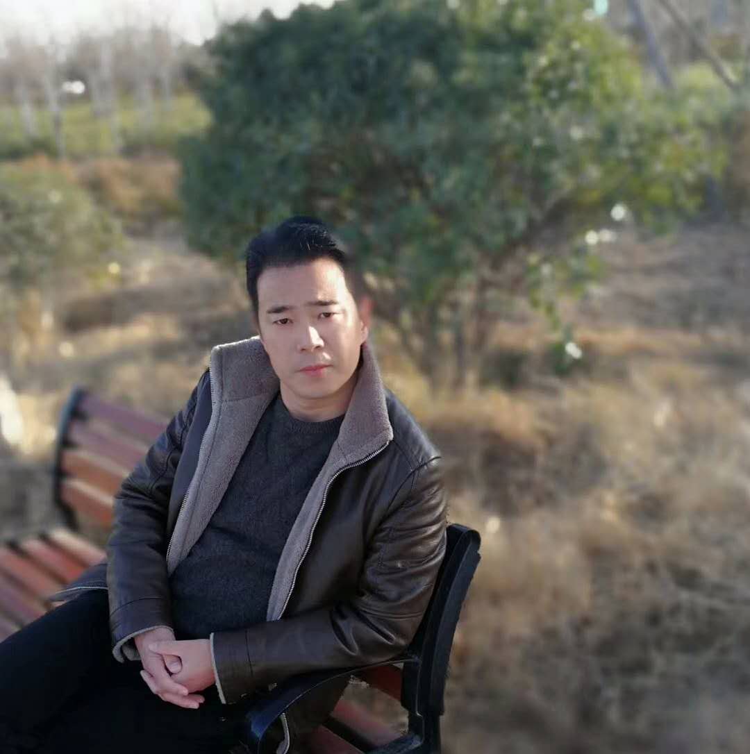刘奕良是大写意花鸟画家中的探索者,品其作品犹如走在烟涛林海,时光
