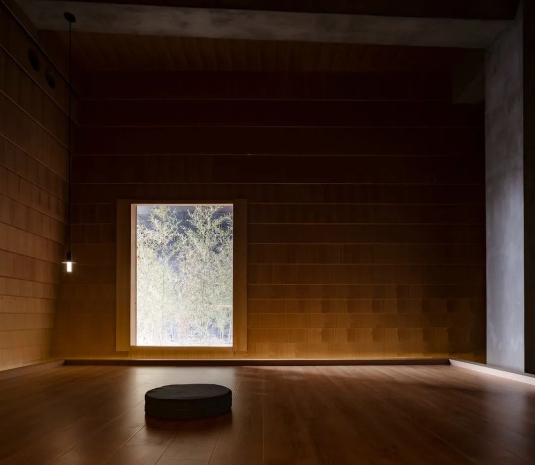 的水上花园相交,可以通过高架平台与之相交,通向不同的课程和静修室