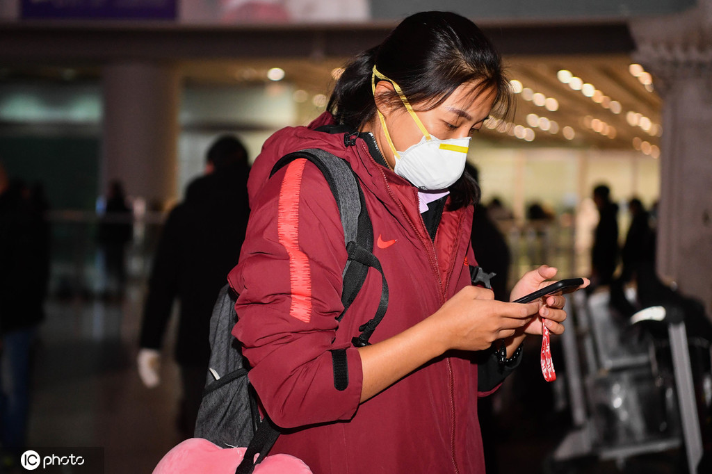 高清:中國女足抵首都機場 眾將佩戴口罩行色匆匆