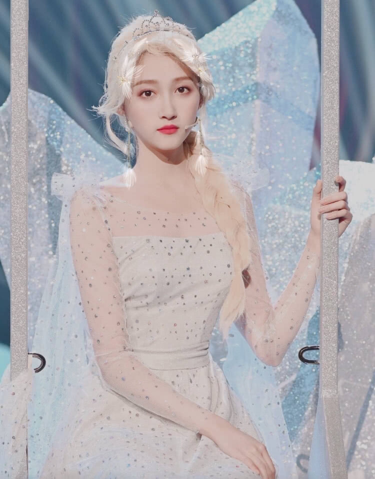 关晓彤cos艾莎美丽动人,看到腿上的"液体袜"后,网友:是心动啊