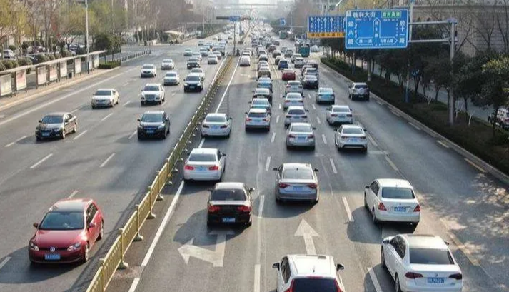 久违的早高峰!车流穿梭不息,活力的济南回来了_交通