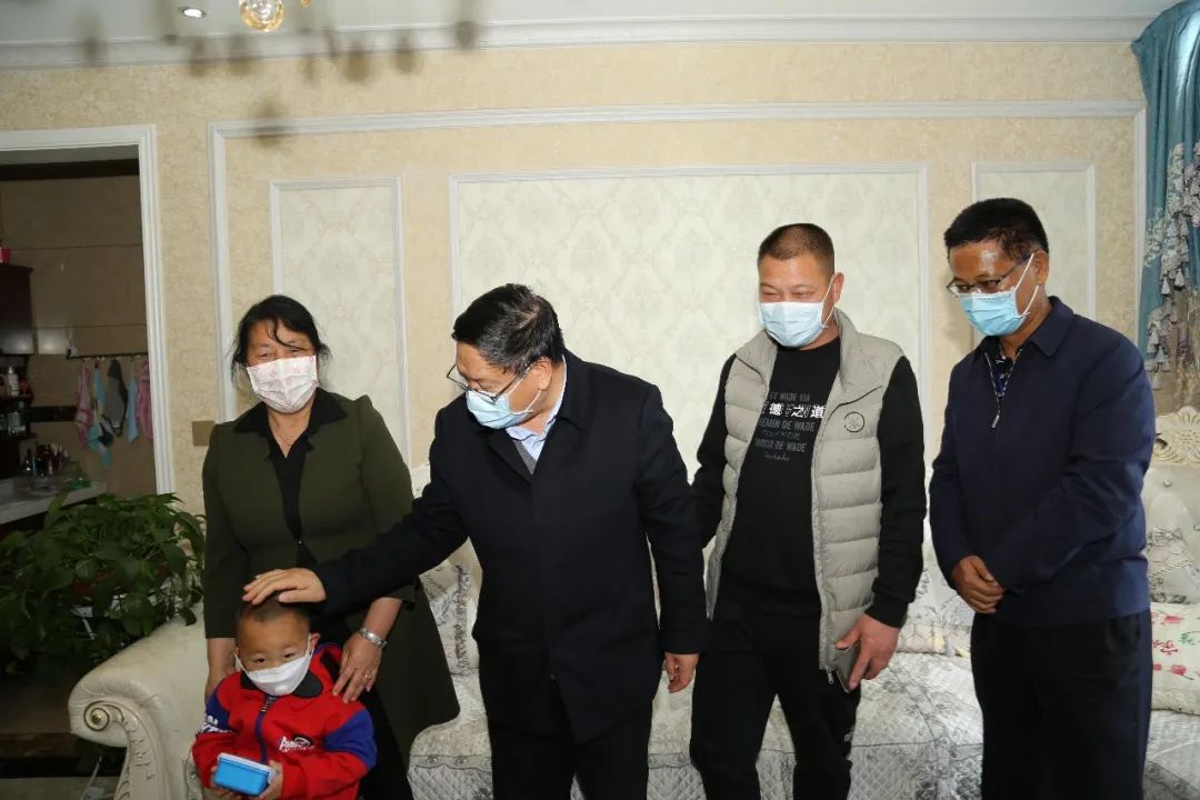 云南省卫生健康委党组书记王灿平走访慰问省妇幼援鄂队员家属