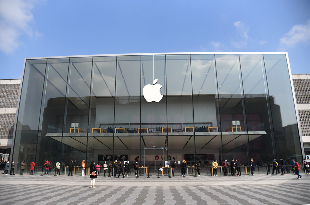 杭州苹果店实行预约制02顾客自觉排队保持距离