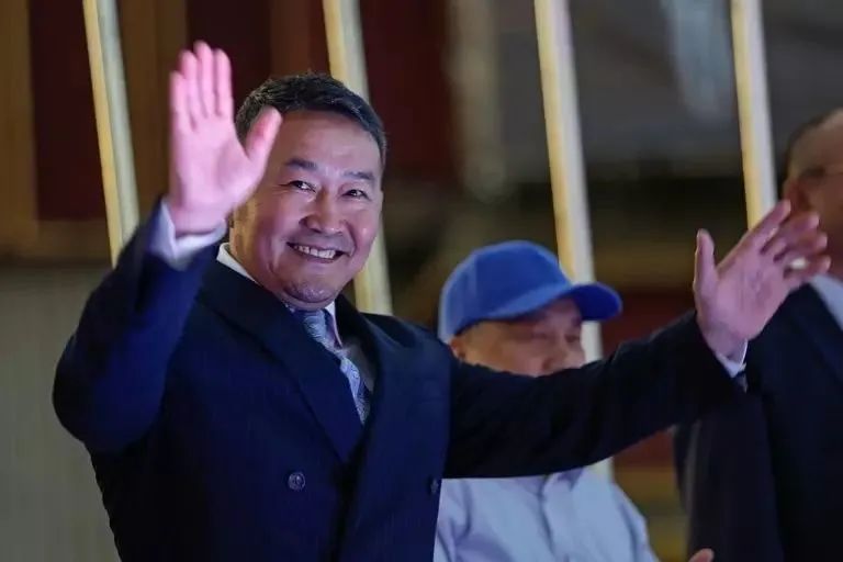 蒙古国总统竟是个肌肉男,普京都被他秒杀了_巴特图勒
