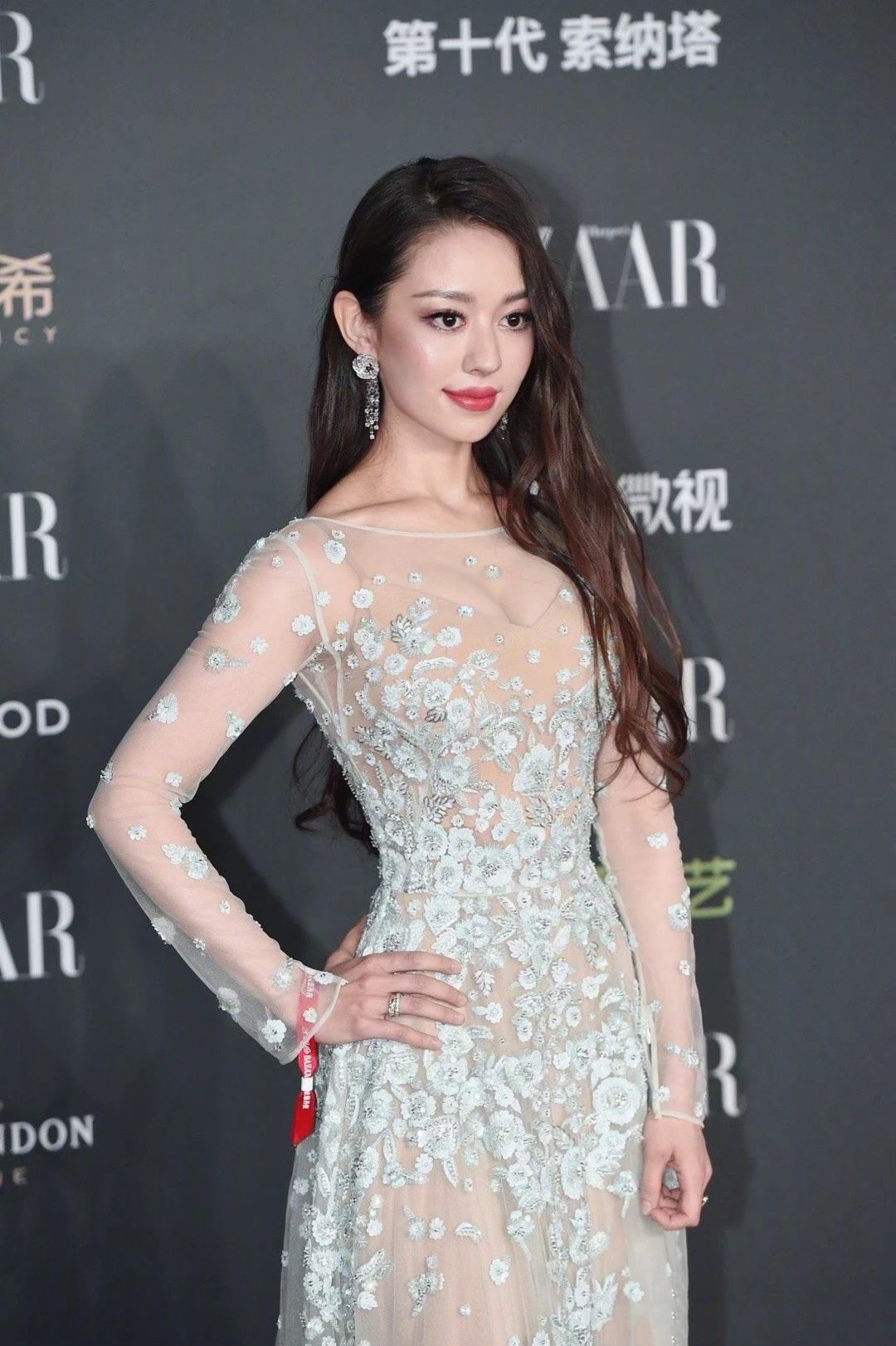 真人版土味芭比靠大胸炒作上位的吉娜脸崩似僵尸