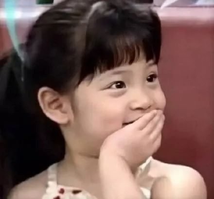 表情包上线优雅复古的少女欧阳娜娜黑白两色的搭配是最经典的复古元素