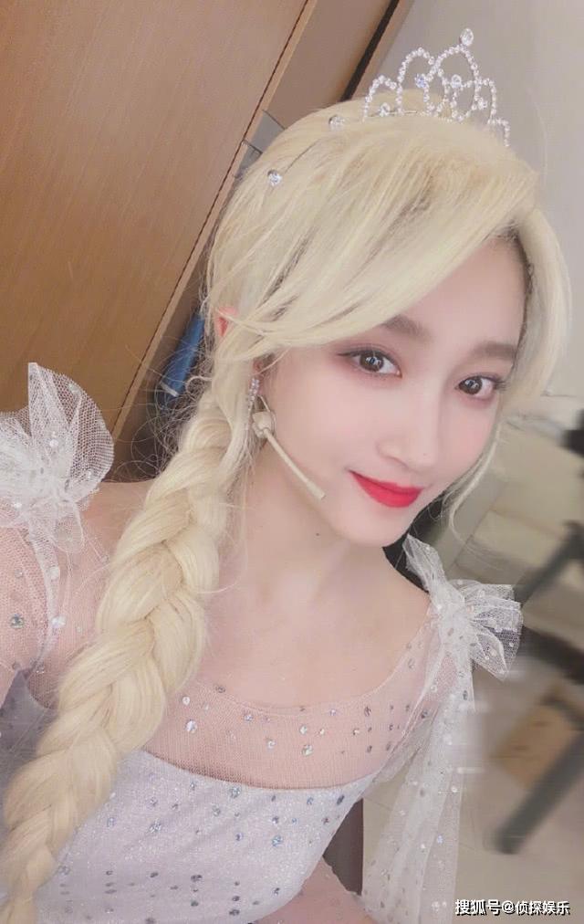 下图里,还做游戏前的关晓彤戴上皇冠和假发,化着精致妆容对着镜头甜笑
