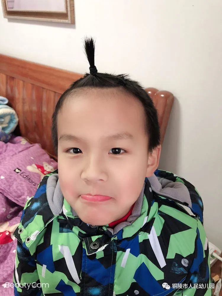 抗击疫情童心童行人幼小三班谢思远特殊寒假的欢乐