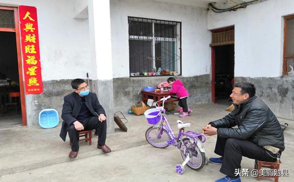 隊一行30餘人在局長唐保平的帶領下,到同溝寺鎮金光村開展學雷鋒活動