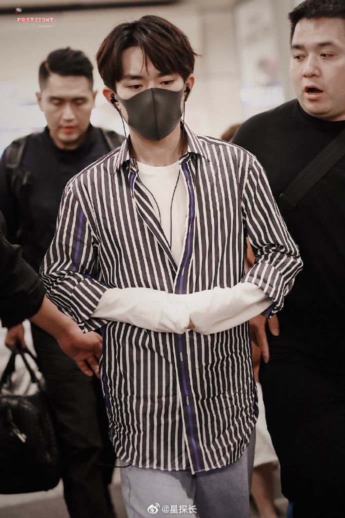 易烊千玺东北大爷式揣手 快来接收可爱的易大爷