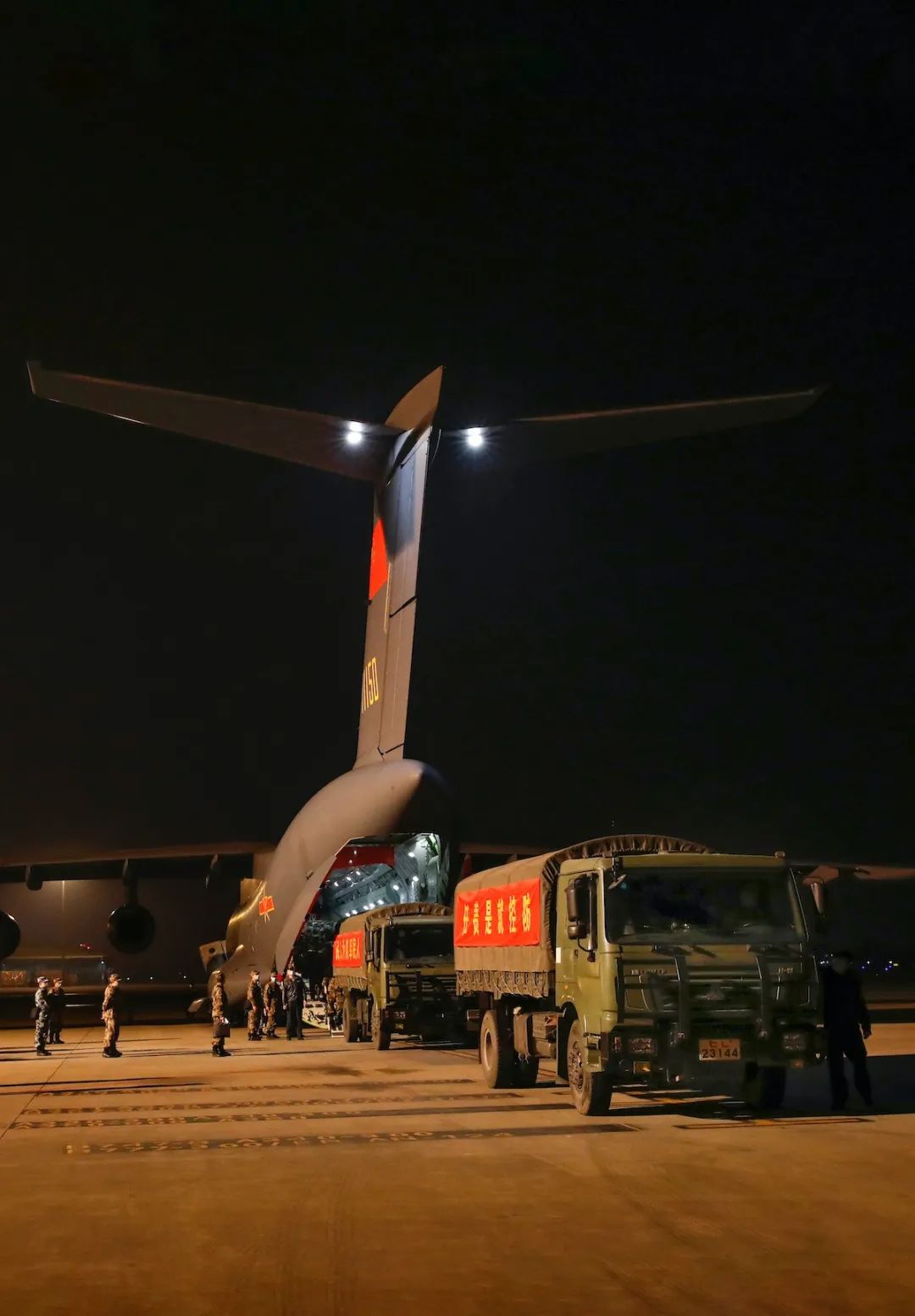 2月13日凌晨5时,西部战区空军航空兵某师运-20飞抵成都双流机场,机组