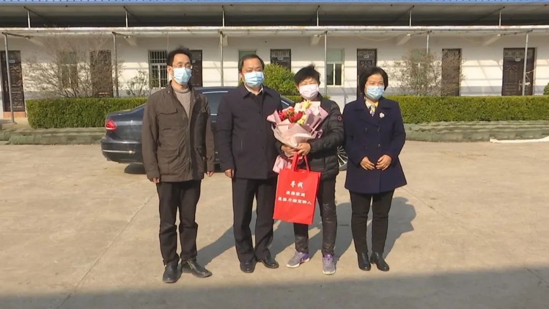 县委副书记崔兴浩看望慰问全国三八红旗手孙棠丽