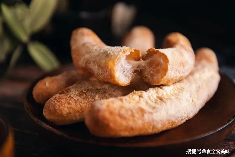 做得好的金果条香酥脆滑,甜而不腻,外层裹着糖,是脆甜的口感,大颗粒的