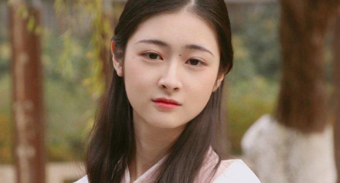 芊蔚个人资料曝光 扒一扒气质美女的照片及背景