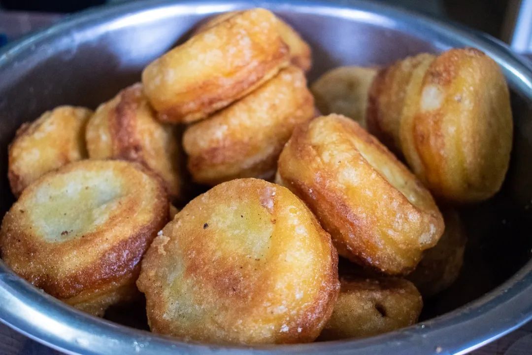 上班路上买一个油敦边走边吃,实在太幸福了!