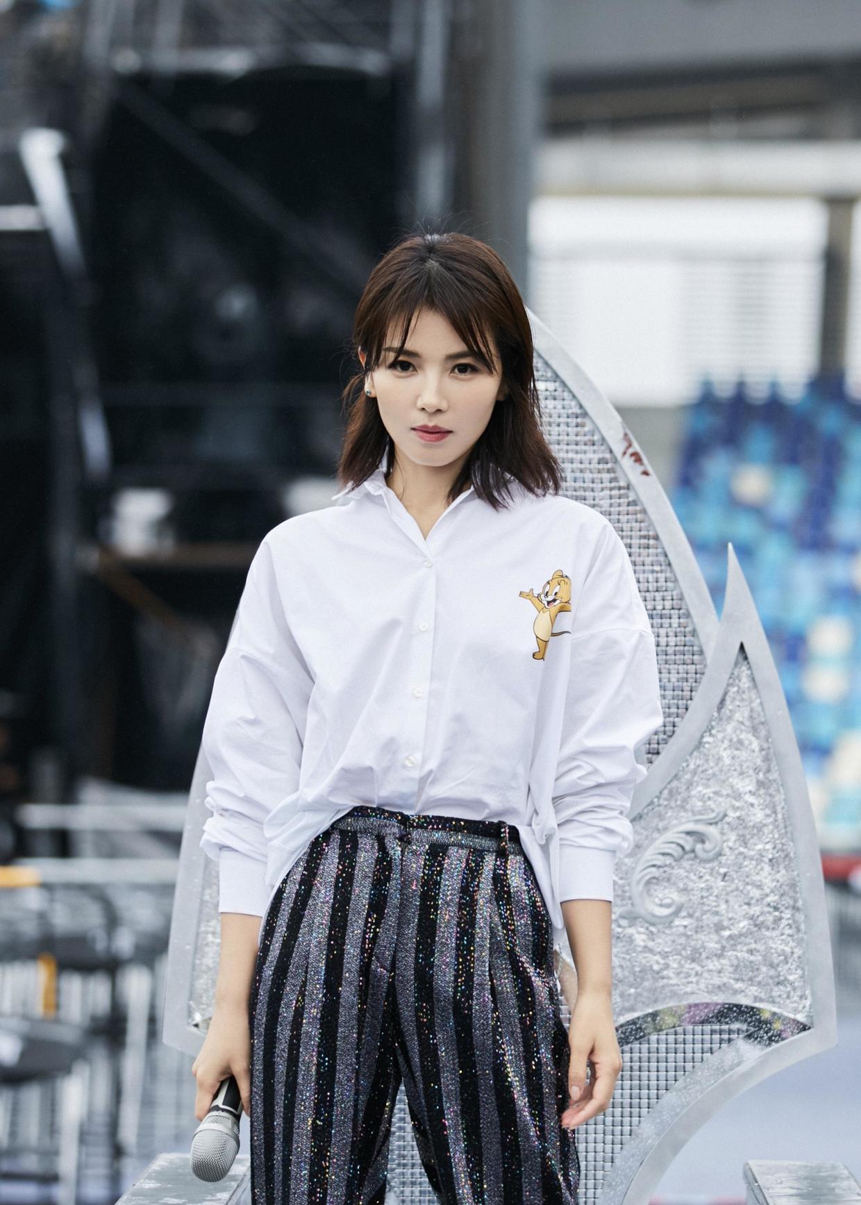 原创刘涛穿搭很有女强人气质感白衬衫搭配条纹裤看上去气场十足