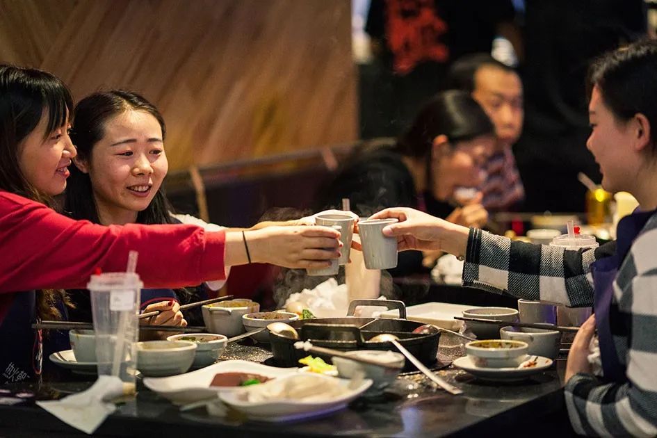 亲友挚爱… …一群人围成圆桌,碰上几杯小酒,热热闹闹地,才算是吃火锅