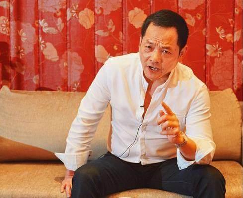 崩牙驹,出生在澳门贫民窟的一个潮州穷苦人家,早年时期因家境贫寒便