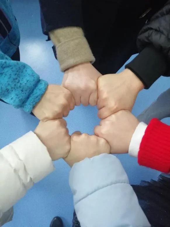 以一个动作来表示自己的收获,加深正性的影响;在心手相牵的氛围中结束