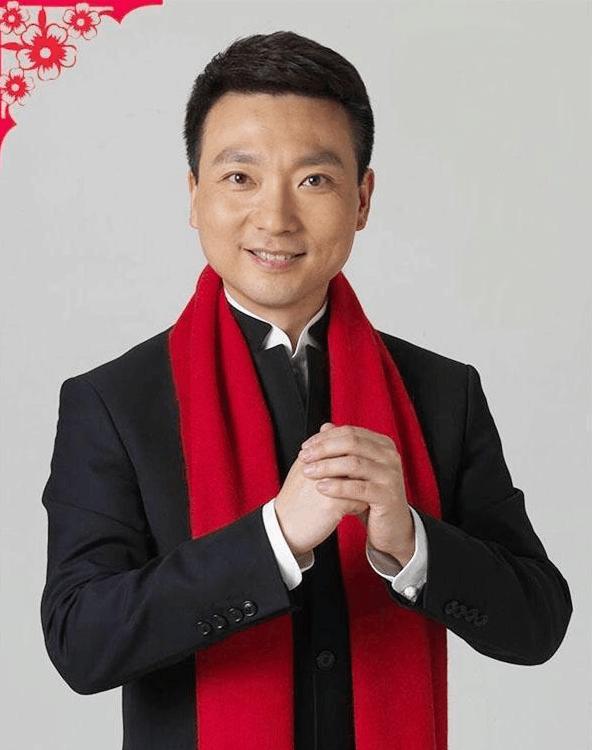 曾与倪萍主持春晚,和董卿同居7年,却娶小20岁娇妻,今幸福不已_朱军