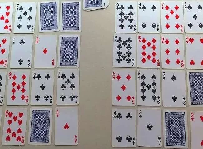 材料:扑克牌游戏玩法:①让孩子在一副扑克牌中找出10对牌(数量多少视