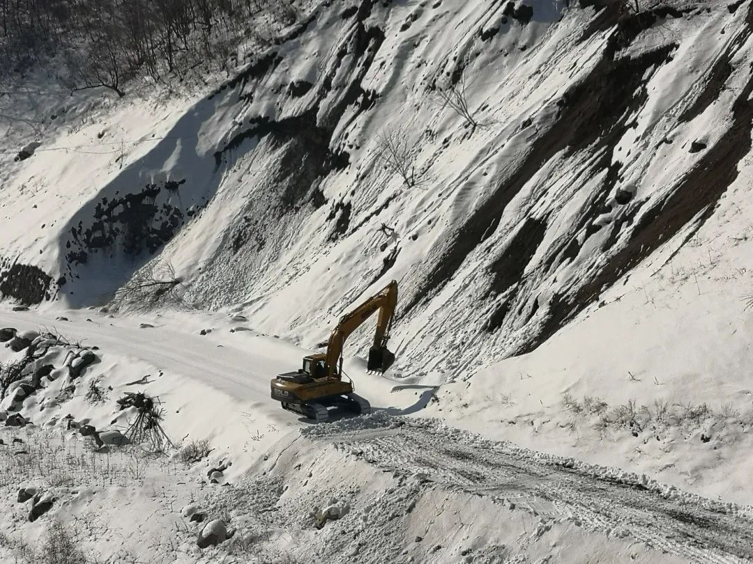 国道丹阿线三道沟至错草段建设项目复工啦