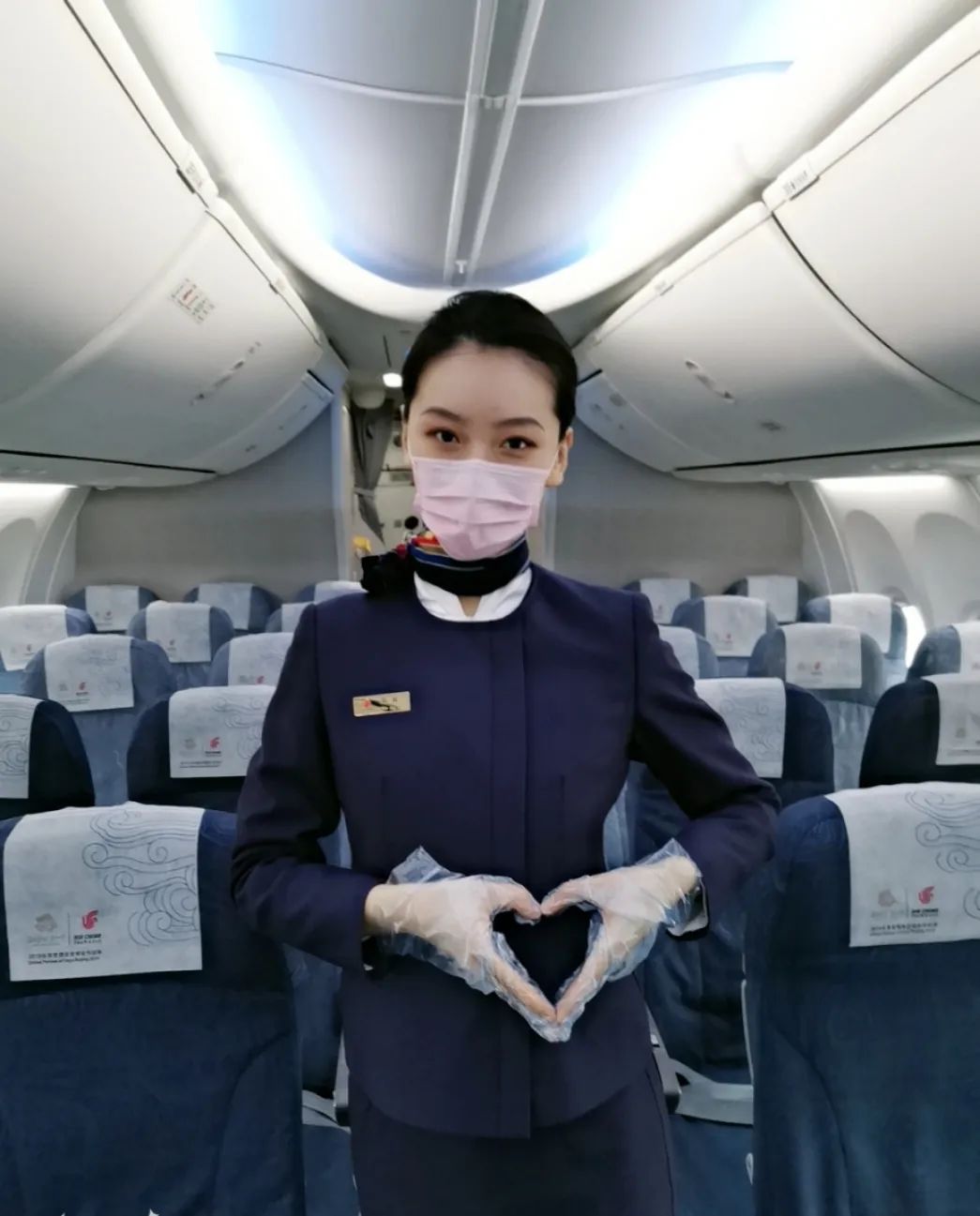 爱61分享践行雷锋精神讲讲百灵乘务组的战疫故事