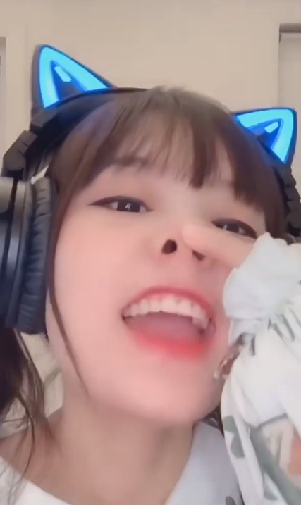 当火线妹做出猪鼻子的动作,这也太可爱了吧_游戏