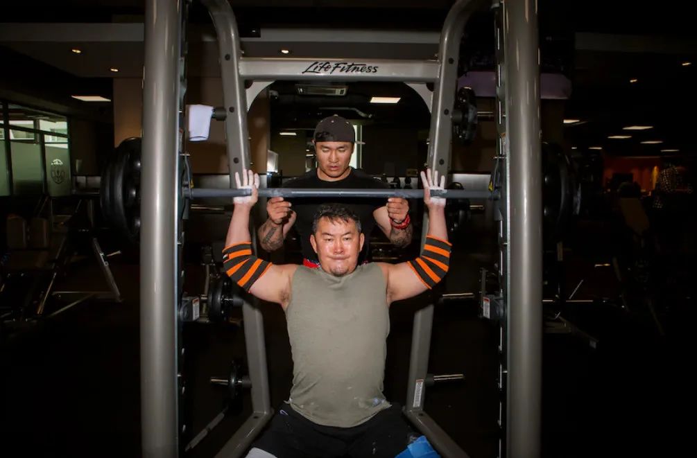 蒙古国总统肌肉图片
