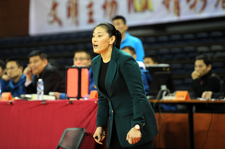 原创李昕帮助中国女篮获得世界大赛两连亚50岁仍在篮球一线指导