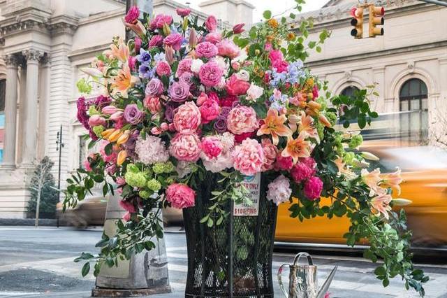 他半夜偷溜出门,用百万朵鲜花,将街头垃圾桶爆改成绝美花展!