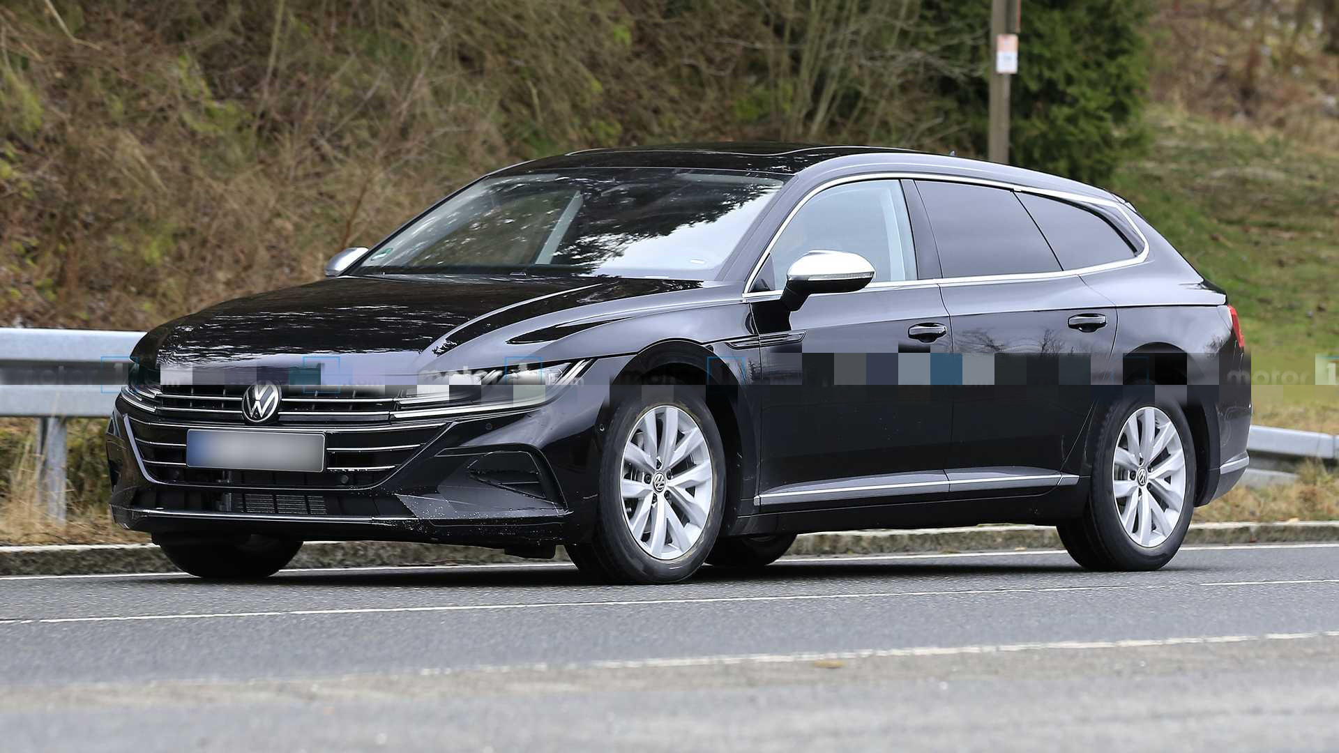 大众arteon旅行版最新路试谍照采用轻度伪装有望今年下半年亮相