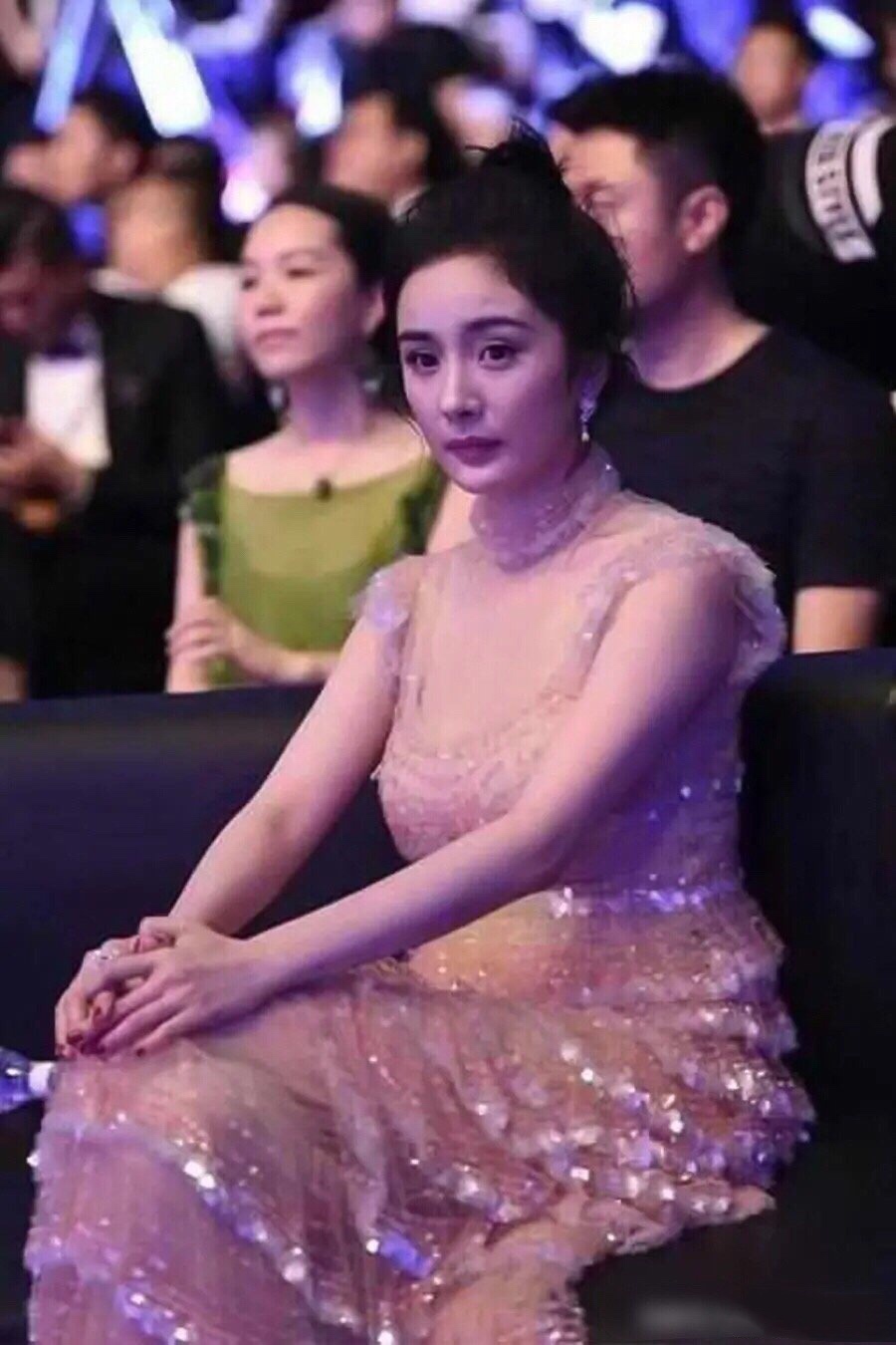 杨幂多肉身材真招摇穿肉粉色紧身裙勒出副乳侧身3d感立体