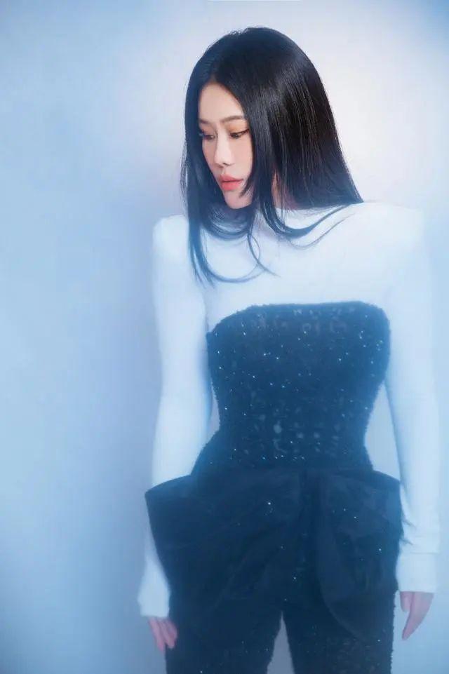 歌手袁娅维活动照曝光连体衣展现s型曲线蝴蝶结彰显少女感