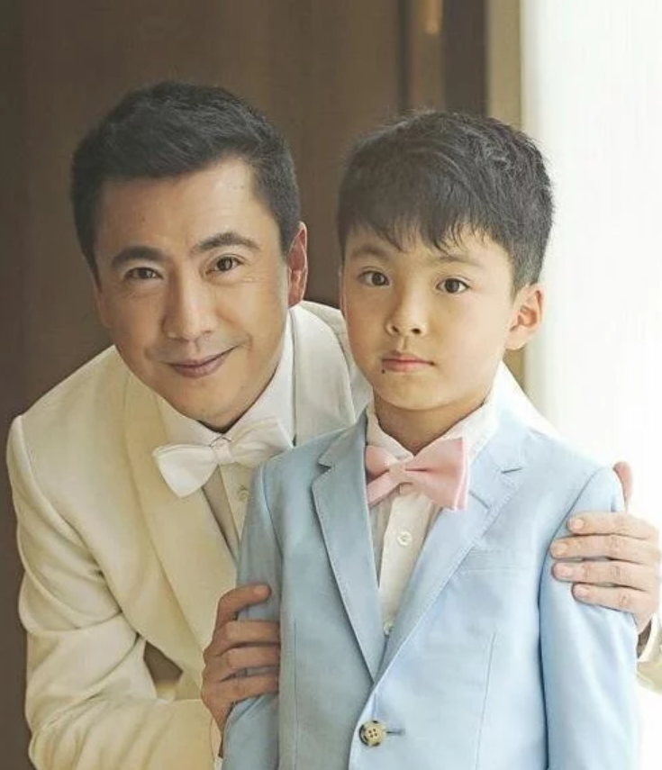 原创华谊千金晒全家福13岁弟弟身高抢镜一家都是高颜值