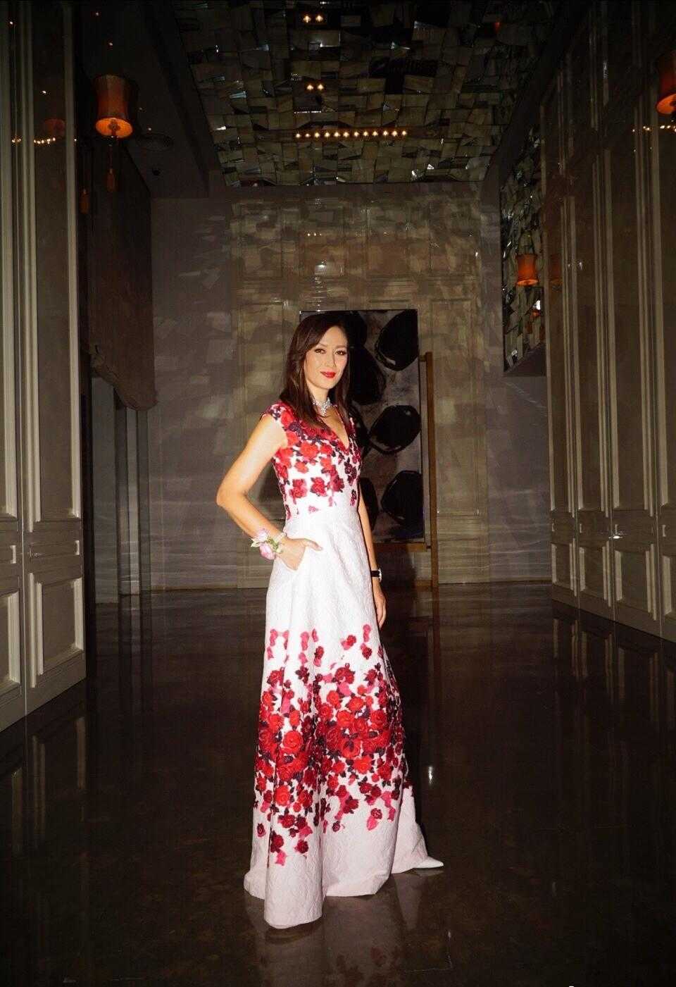 原创琦琦拥有超模好身材,穿西服裙装出现活动大秀美腿,身材凹凸有致