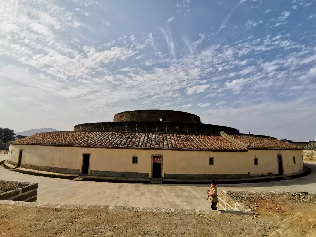 条石的基座三合土的夯墙木构建的设计精细而不事雕凿难道不是实用与