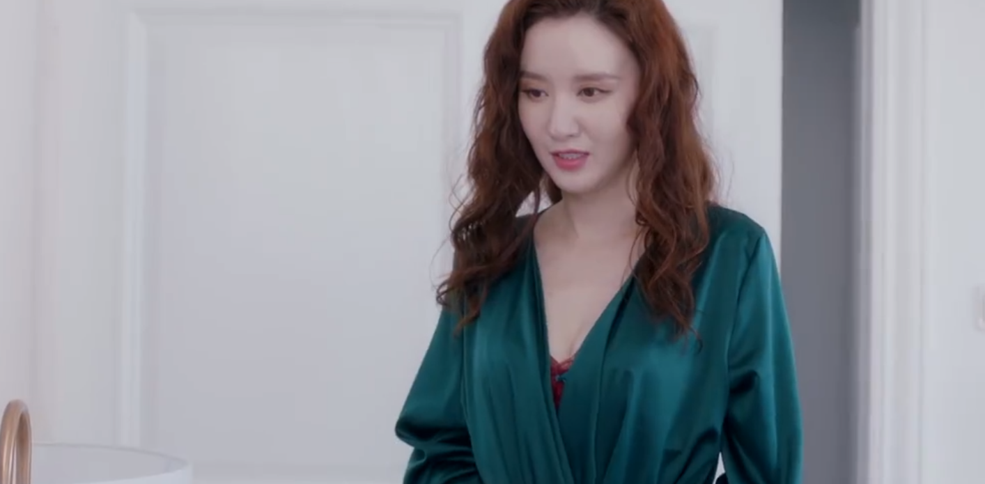 此次张萌在《安家》里尽展出色的演技和苗条的身材