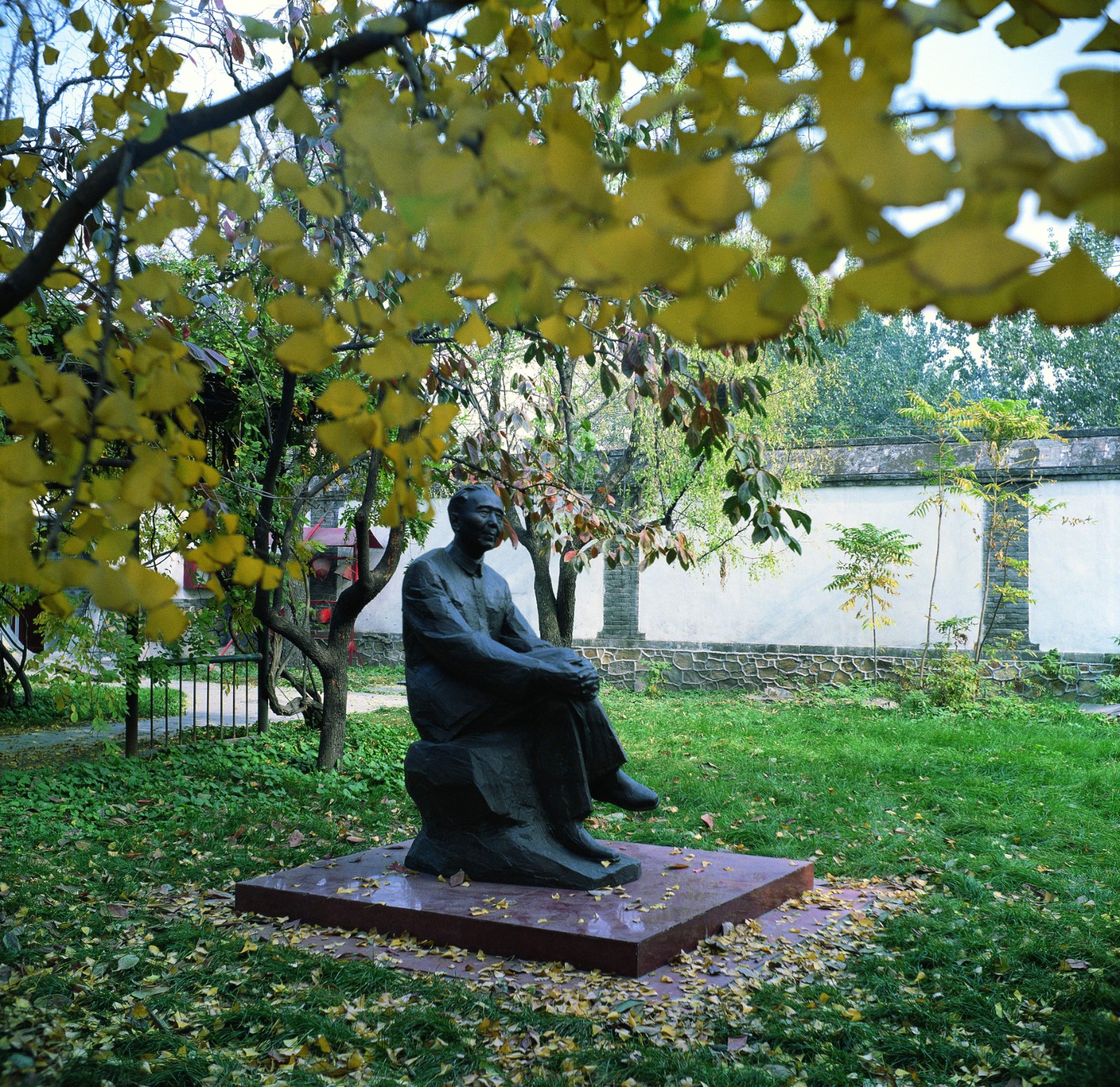 1987 年,郭沫若纪念像创作中司徒兆光《遐思》青铜《农奴愤》作品局部