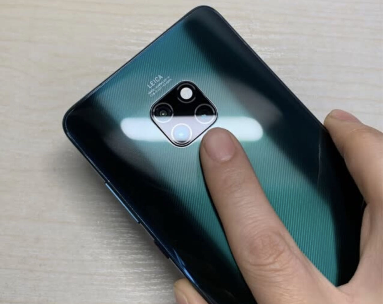 降价幅度很大,从高端价格降至中端价格,它就是华为mate20