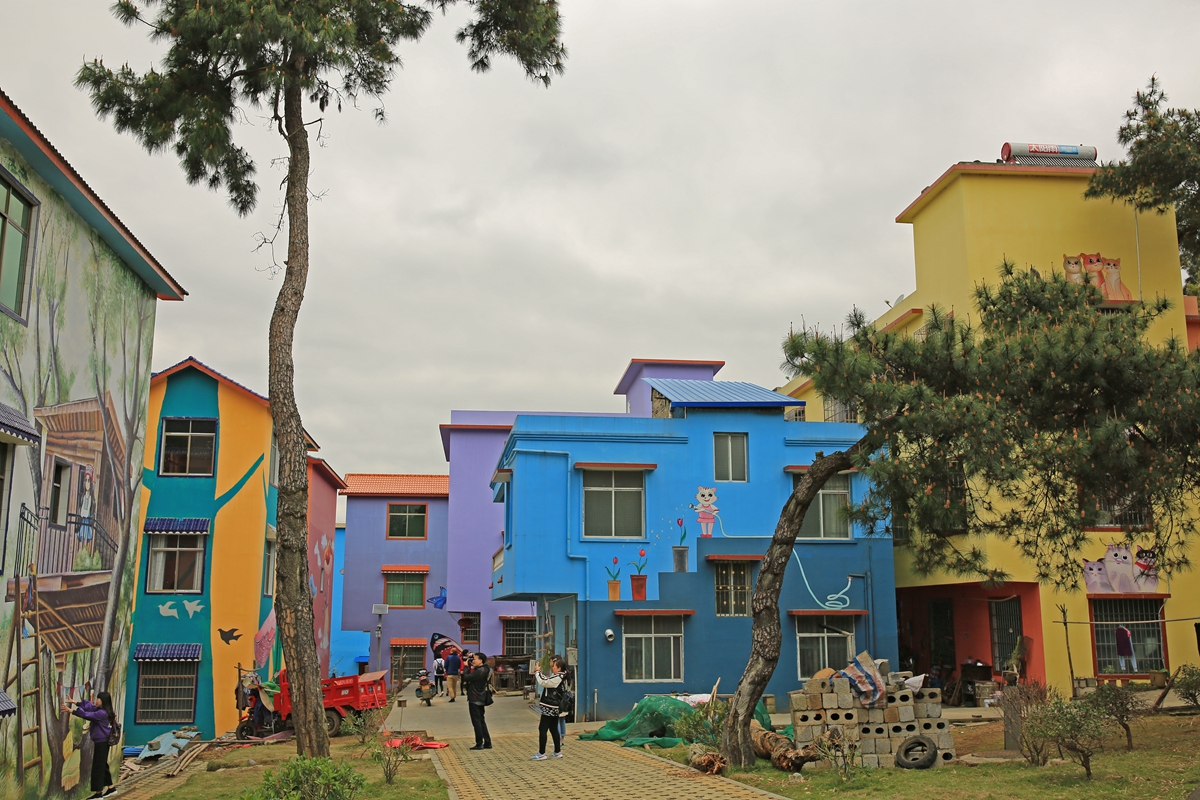 七彩虎头这个瑶家村落的民房外墙都是3d彩绘