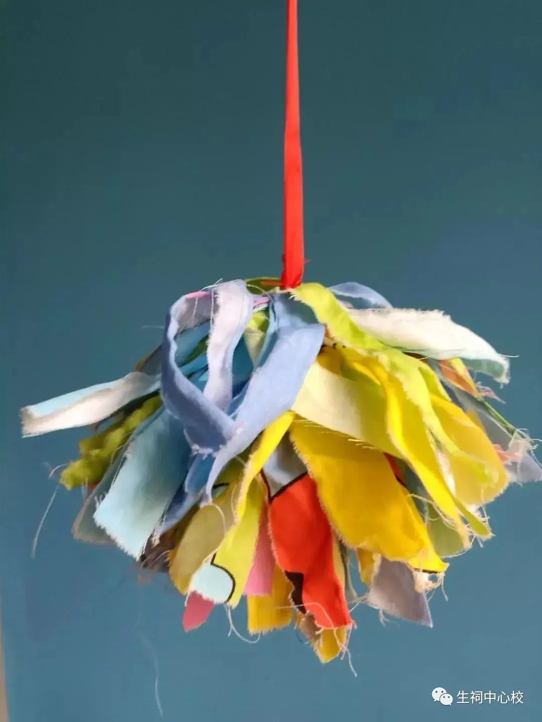 玩法一:提线单,双脚踢一手抓住布毽的彩带,让布毽自然垂下,单脚踢或