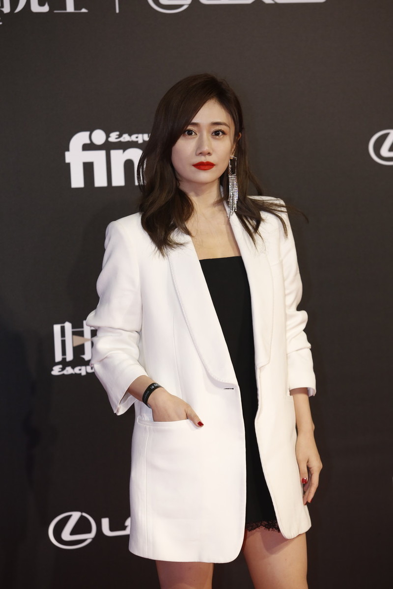 原创辣妈刘芸真会穿,白色西装配蕾丝打底裙,肌肉腿粗壮有力