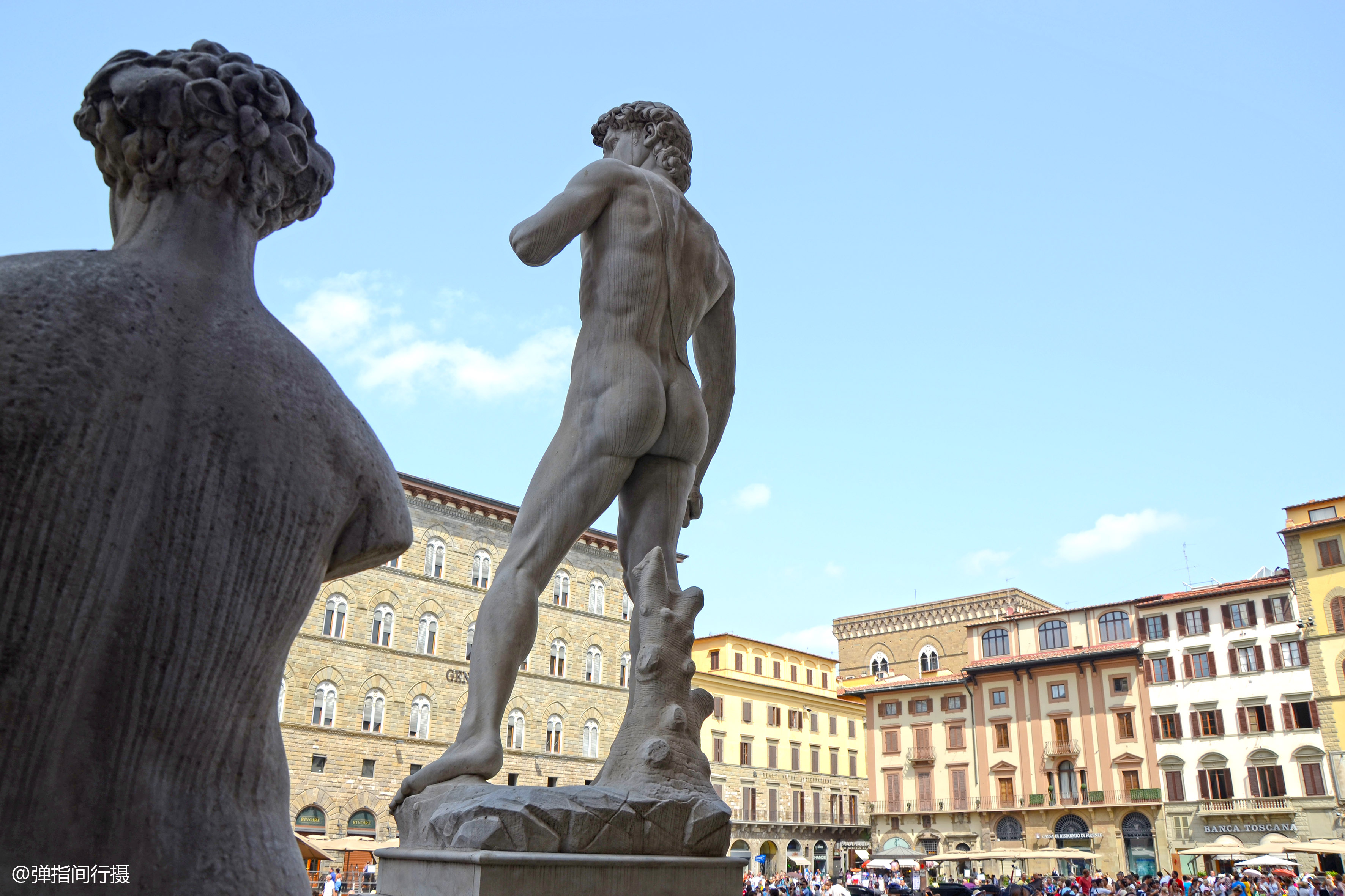 原创意大利文艺古城立有男神大卫雕像引来女游客疯狂合照