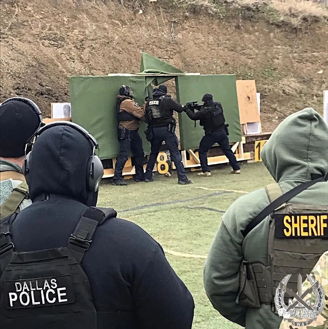 【挥洒过汗水才能说战则有备】达拉斯警局swat训练美图