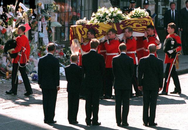 1997年9月6日,戴安娜王妃的葬礼在伦敦举行,她的遗体被安葬在其父亲的