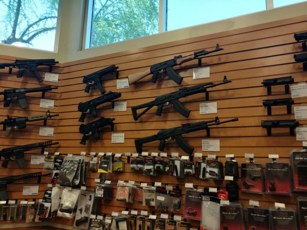 美国疫情爆发美国枪店老板华人顾客占90华人狂买一种枪