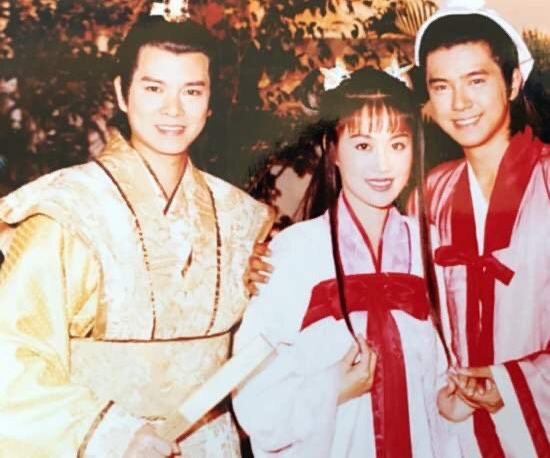 "祝英台"梁小冰晒与"马文才"结婚照,庆祝结婚20周年