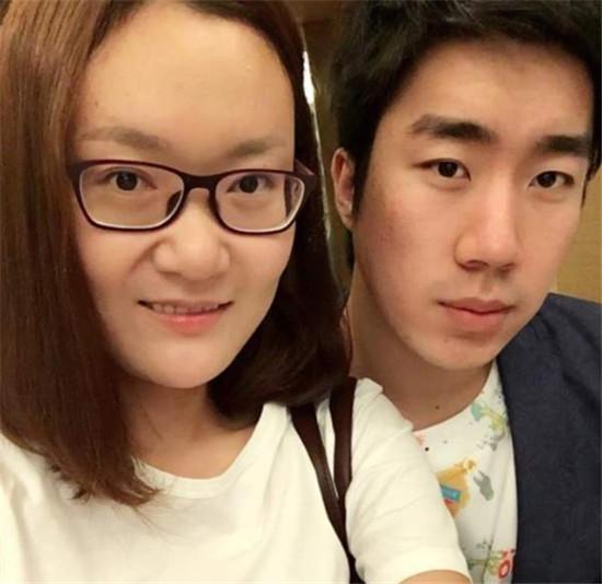 原创骚男净身出户后现状:前妻豪车豪宅,对比他的手机,粉丝都心酸